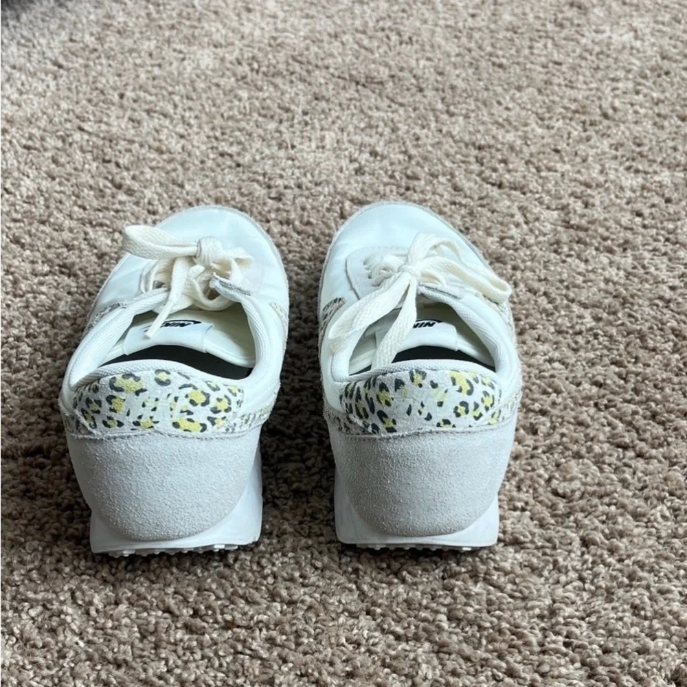 Nike Women's White and Gray Sneakers with Patterned Swoosh